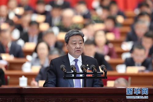 饶子和委员作大会发言。 新华社记者 丁海涛 摄