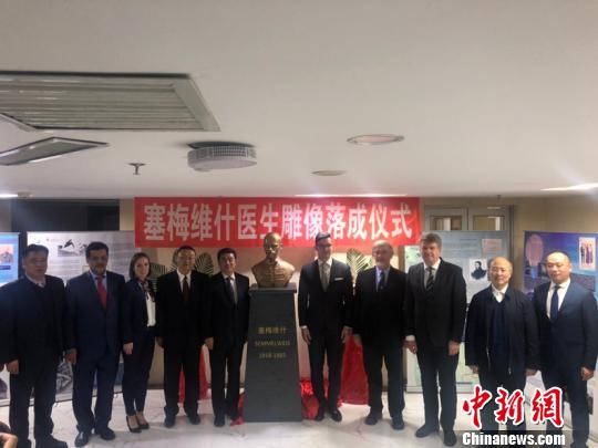 图为匈牙利塞梅维什医生雕像落成仪式现场。(史轶夫摄)