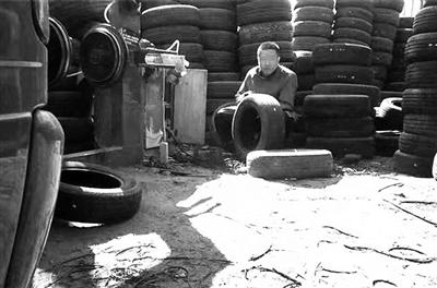 “轮胎超市”内，翻新旧胎的人员很警觉