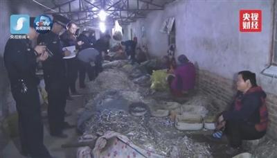 西安执法人员连夜查处被曝光的黑医疗废物加工点。