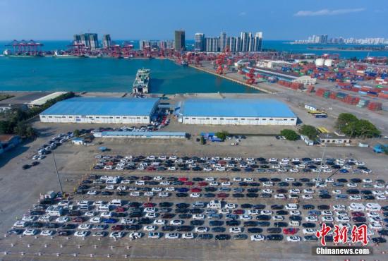 2月9日，春节长假临近尾声，来海南度假的自驾游车辆进入返程高峰。海南全岛天气晴朗，琼州海峡畅通，过海车辆有序提前预约，?？谌蟾劭谖闯鱿执罅砍龅撼盗局土粝窒蟆Ｍ嘉脚脑诤？谛阌⒏勐胪放哦拥却洗某盗尽?骆云飞 摄