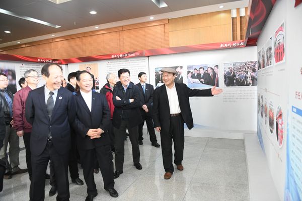 张宝川董事长向参会代表介绍人民政协报和人民政协网