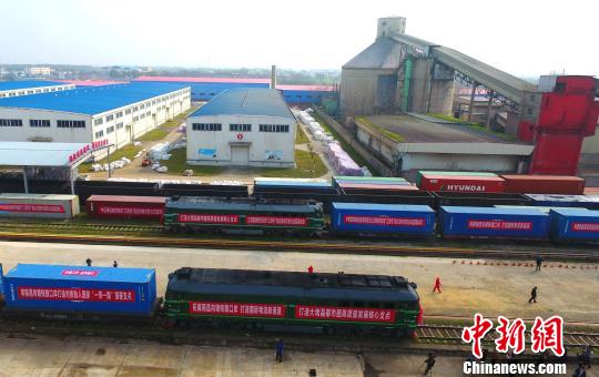 满载着41车天然有机矿物培养原料和先进农用品的返程中欧班列(白俄罗斯至南昌)，历经16天铁路运输，经由二连浩特入境抵达南昌(向塘)铁路口岸?！×跽祭?摄