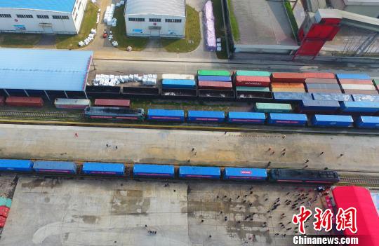 同时，迎面而来是满载着46车服装、衣帽、电器等货物的南昌至白俄罗斯中欧班列，它将由二连浩特出境，行驶16天到达白俄罗斯明斯克站?！×跽祭?摄