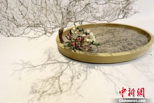图为兰州花道艺人用甘肃河西一带的沙子及沙漠植物创作的“花道”作品?！「哒?摄