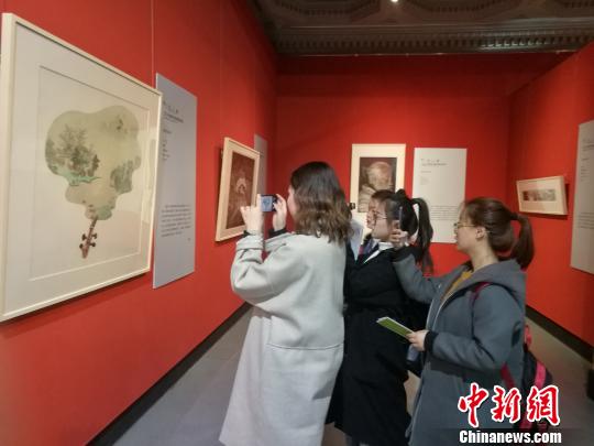 南北游客们驻足欣赏?！×跷?摄