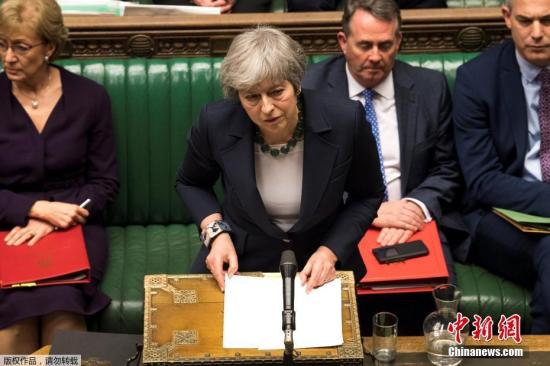资料图：当地时间3月13日，英国首相特雷莎·梅在议会下院发表讲话。据报道，国议会以312-308票否决“无协议”脱欧，接下来议会14日将再度表决是否要延长里斯本条约第50条，延后脱欧时间。