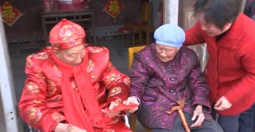 弟弟过百岁生日102岁姐姐送红包上门祝寿