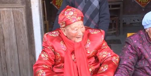 弟弟过百岁生日 102岁姐姐送红包上门祝寿