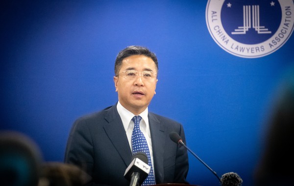 图为北京律师协会会长高子程介绍《北京市涉外法律服务调研报告》的相关情况