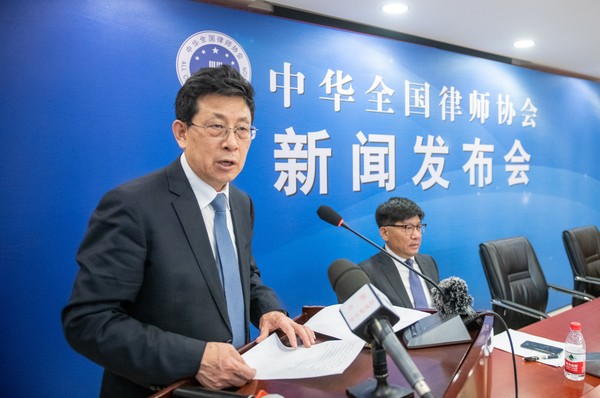 图为山西省律师协会会长高剑生在介绍山西律师试行律师参与化解和代理涉法涉诉信访案件制度情况