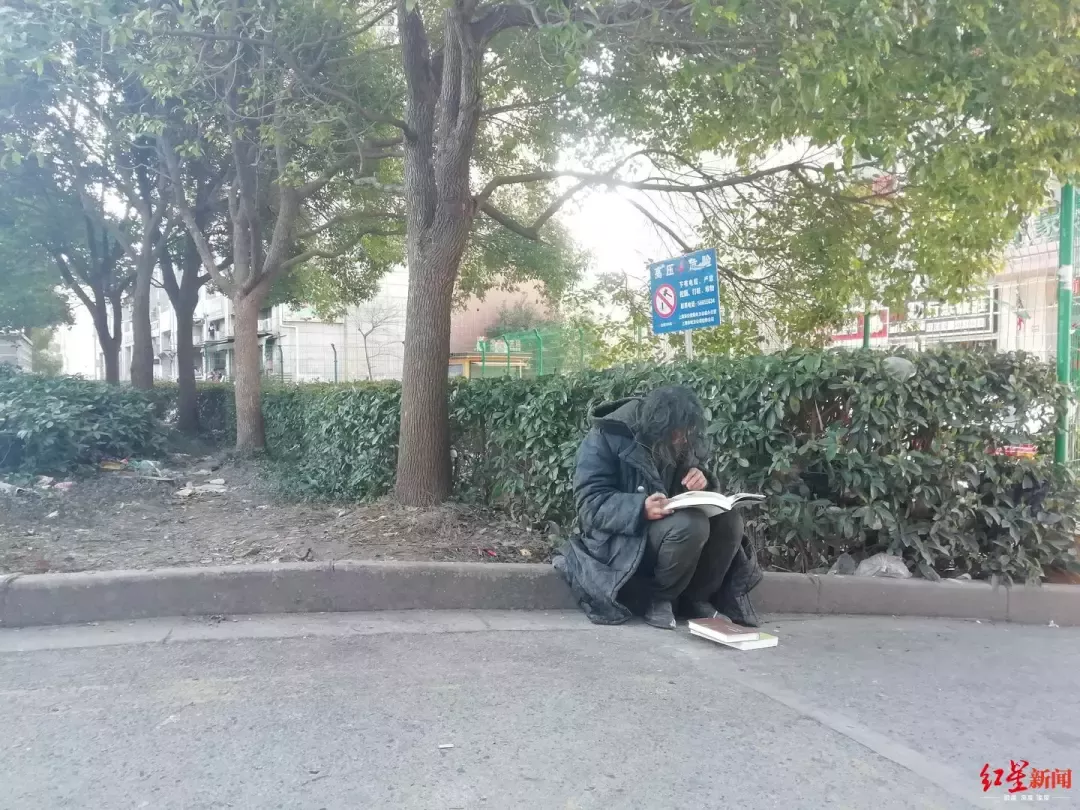 上海网红流浪汉系公务员 休病假26年工资照常领