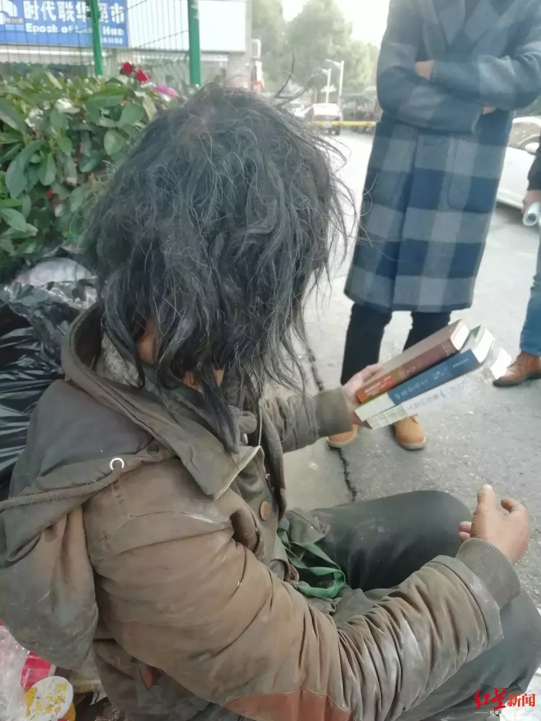 上海网红流浪汉系公务员 休病假26年工资照常领