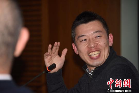 菊地大树在讲座上与听众互动交流?！∷镒苑?摄