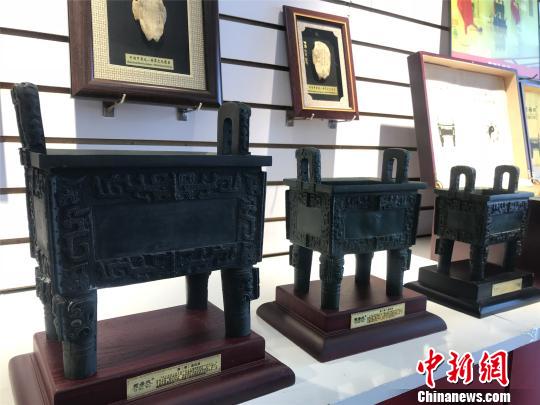 如今各种后母戊鼎文创产品已成安阳礼物走向市场。　韩章云 摄
