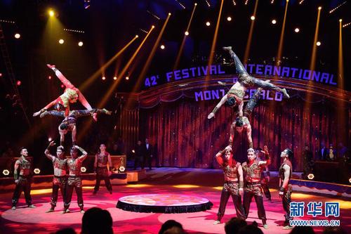 这是2018年1月20日，中国上海杂技团在摩纳哥蒙特卡洛马戏节上表演。 新华社记者 陈益宸 摄