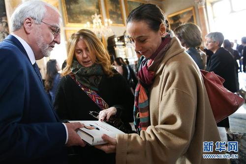 3月20日，在意大利首都罗马，嘉宾在《习近平谈治国理政》中意读者会上观看《习近平谈治国理政》。 新华社记者 ?；浪?摄