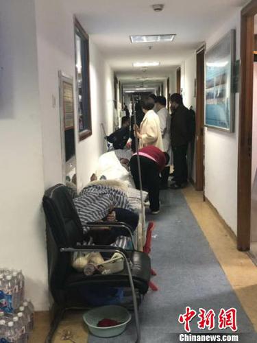 伤者排到了医院的走廊上?！」然?摄