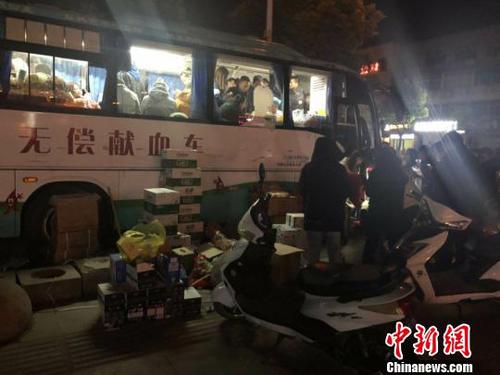 深夜，仍有大批民众排着长队献血。　谷华 摄