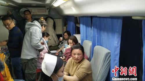 采血车里人满为患?！」然?摄