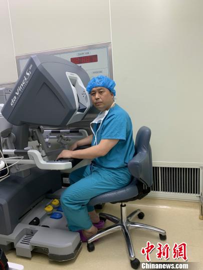 图为本次主刀的西南医院血管外科主任郝迎学术后与机器人合影。西南医院供图