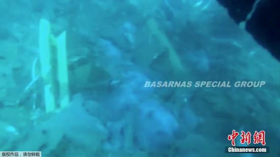 资料图：2018年11月4日讯，印尼狮航客机失事海域的客机残骸。(视频截图)