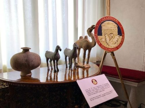 图为部分返还文物。新华社记者姚大伟摄