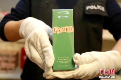 2月27日，大连海关对外披露，大连海关近日联合青岛海关共同开展打击中韩航线水客走私“DJ1902”专项行动，成功打掉4个水客走私团伙，抓获涉案犯罪嫌疑人18名，现场查扣化妆品20000余件，初估案值约800万元人民币。经初步查明，涉案的4个走私团伙长期在中国和韩国之间通过“代购”的方式走私韩国化妆品、高级手表、品牌名包等。图为海关缉私部门26日清点走私化妆品。<a target='_blank' href='http://www.chinanews.com/'>中新社</a>发 王欣祥 摄