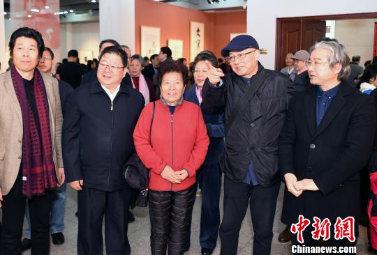 全国政协委员、海协会副会长、国台办原副主任孙亚夫，中国文联副主席、中国美术家协会副主席、中国美术学院院长许江，福建省文联书记处书记、副主席，福建省美术家协会主席王来文，丁仃先生夫人庄稀等来宾共同观展?！〖钦吡蹩筛?摄