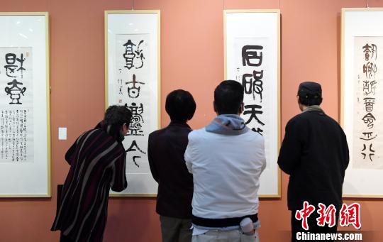 “思入风云笔翻江海——丁仃书画艺术回顾展”在福州的福建省画院开幕，吸引观众前来观展。　记者刘可耕 摄