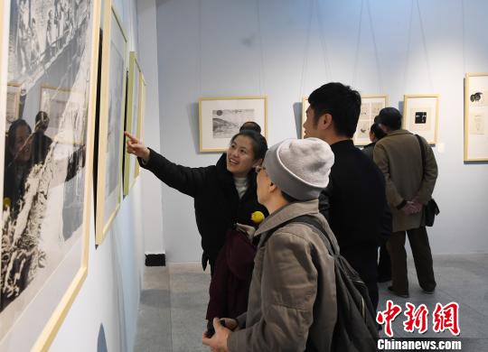 “思入风云笔翻江海——丁仃书画艺术回顾展”在福州的福建省画院开幕，吸引观众的眼球?！〖钦吡蹩筛?摄