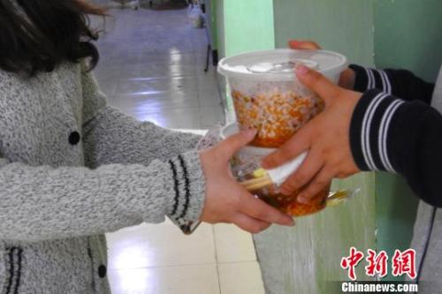 外卖配送员将外卖送到学生宿舍。受访者供图