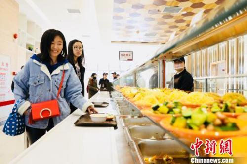 　资料图：消费者在餐厅就餐?！∑臃?摄