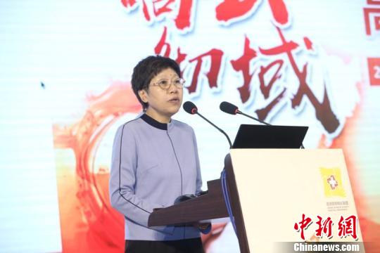 中国县域医院院长联盟秘书长、中华预防医学会副会长孔灵芝表示，设置急救中心与慢病健康管理中心是医疗专业发展的必经之路?！≤缝?摄
