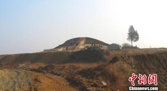 该考古工地是一座直径约40米的圆形大土墩 史骏 摄