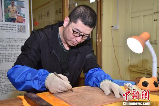 “砖雕达人”吴育琳：刻刀绘就“泉州红”