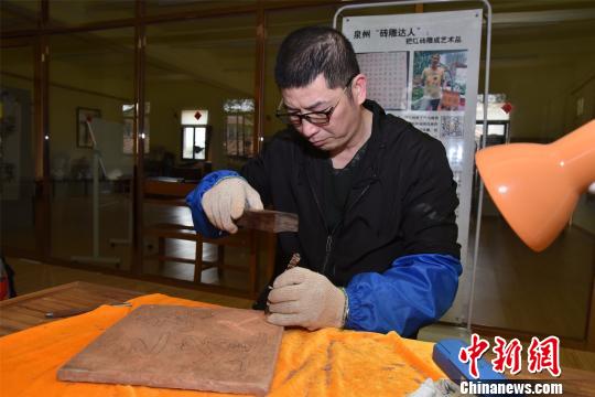 吴育琳不时拿起木榔头仔细敲打，动作十分娴熟?！〕铝?摄