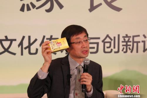 资料图：赵一弘董事长在“源远 缘长”2014年碧生源品牌文化传承与创新论坛上答记者问。