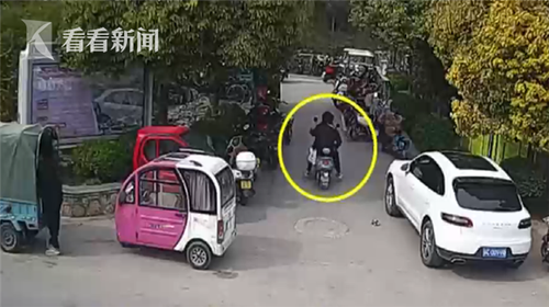 快递点老板见电动车没锁偷来奖励员工：正好需要