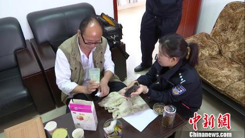 图为动物专家给豹猫宝宝冲泡奶粉?！〗鹌较刈匀蛔试垂簿止┩?摄