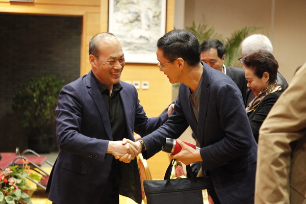 中共东城区委副书记，区政协党组书记、主席宋铁健向参加座谈会的全国政协委员、北京人民艺术剧院演员队队长冯远征表达亲切问候