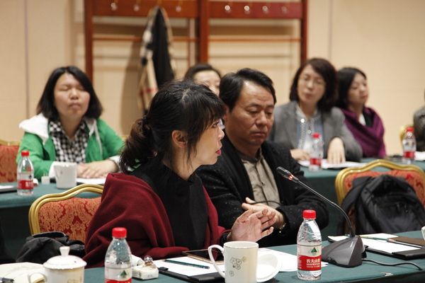 东城区政协委员、北京前沿华彩文化发展有限公司艺术总监郭秋桐在座谈会上交流学习贯彻全国“两会”精神体会