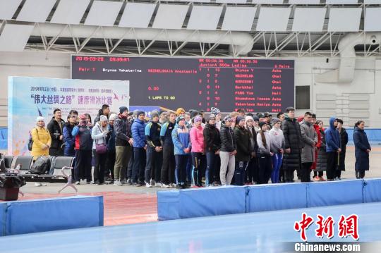 3个国家的48名速滑运动员参加了比赛 华子宾 摄