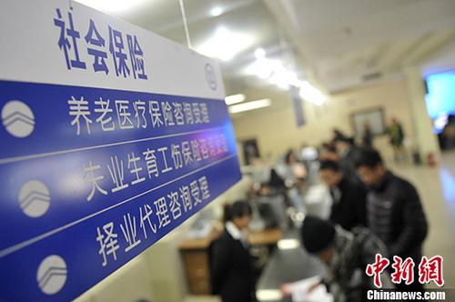 日前，国务院常务会议决定合并新型农村社会养老保险和城镇居民社会养老保险，建立中国统一的城乡居民基本养老保险制度后，各省市积极部署相关政策，打破了城乡二元结构，让城乡居民可以公平共享社会发展成果。 <a target='_blank' href='http://www.chinanews.com/'>中新社</a>记者 韦亮 摄