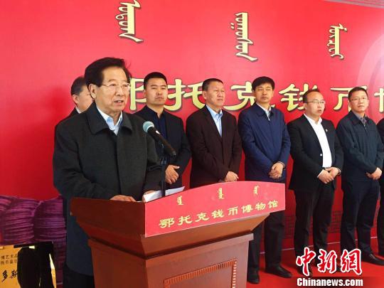 图为钱币博物馆收藏家王吉祥致辞?！≌喷?摄