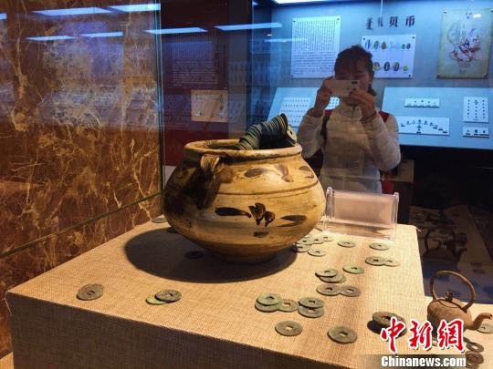 图为游客拍照留念?！≌喷?摄