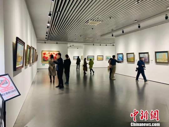 此次共展出150余幅俄罗斯油画。　刘锡菊 摄