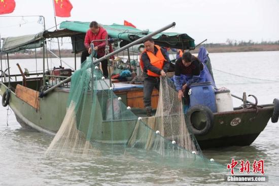 资料图：渔民捕鱼。 宋从勇 摄