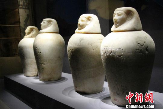 图为展览中展出的卡诺卜罐?！≌韵?摄