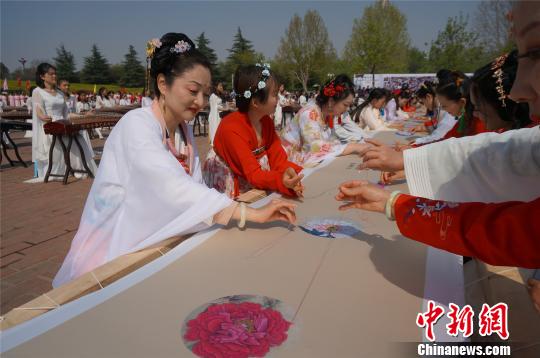 身着唐装的绣女们现场展示洛阳绣技法。　韩章云 摄
